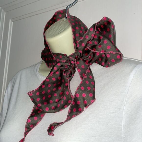 Vintage 70s or 80s gray with pink polka dots polyester neck scarf - Picture 4 of 5